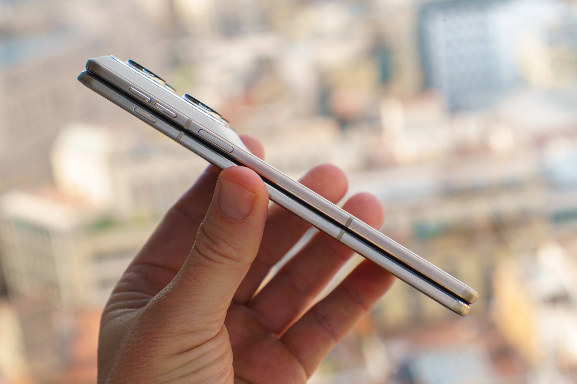 Смартфон Motorola Razr Fold: первый складной флагман бренда и старт продаж картинка Смартфон Motorola Razr Fold: старт продаж | DGL.RU