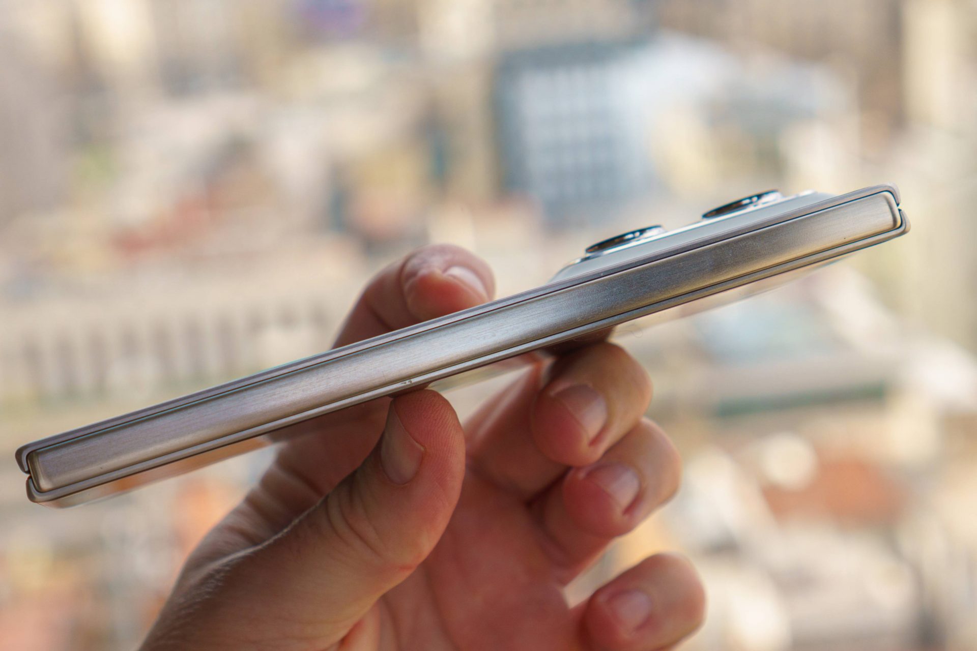 Смартфон Motorola Razr Fold: первый складной флагман бренда и старт продаж картинка Смартфон Motorola Razr Fold: старт продаж | DGL.RU