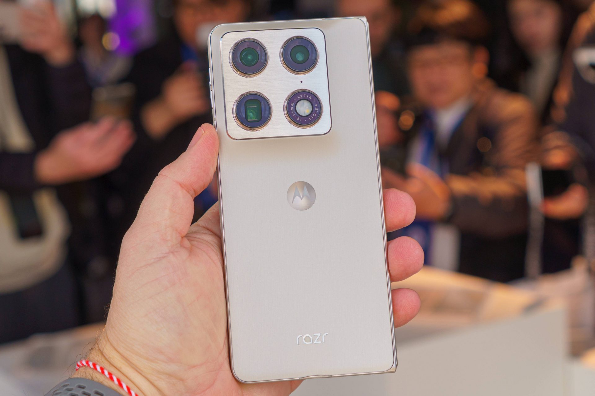 Смартфон Motorola Razr Fold: первый складной флагман бренда и старт продаж картинка Смартфон Motorola Razr Fold: старт продаж | DGL.RU