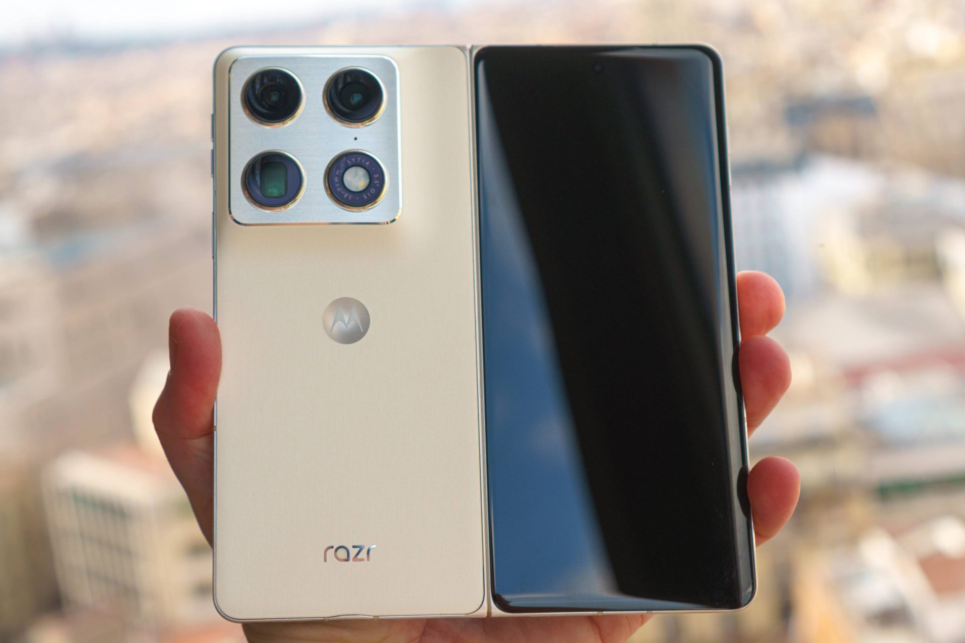 Смартфон Motorola Razr Fold: первый складной флагман бренда и старт продаж картинка Смартфон Motorola Razr Fold: старт продаж | DGL.RU