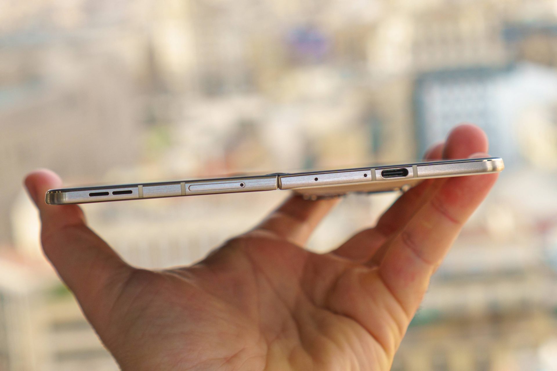 Смартфон Motorola Razr Fold: первый складной флагман бренда и старт продаж картинка Смартфон Motorola Razr Fold: старт продаж | DGL.RU