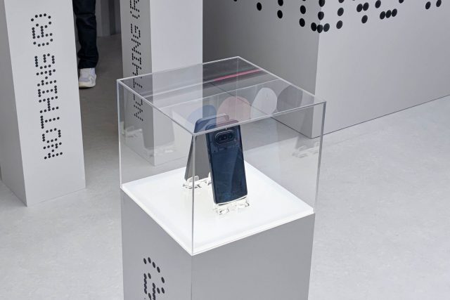 Смартфон Nothing Phone (4a): живые фото | DGL.RU