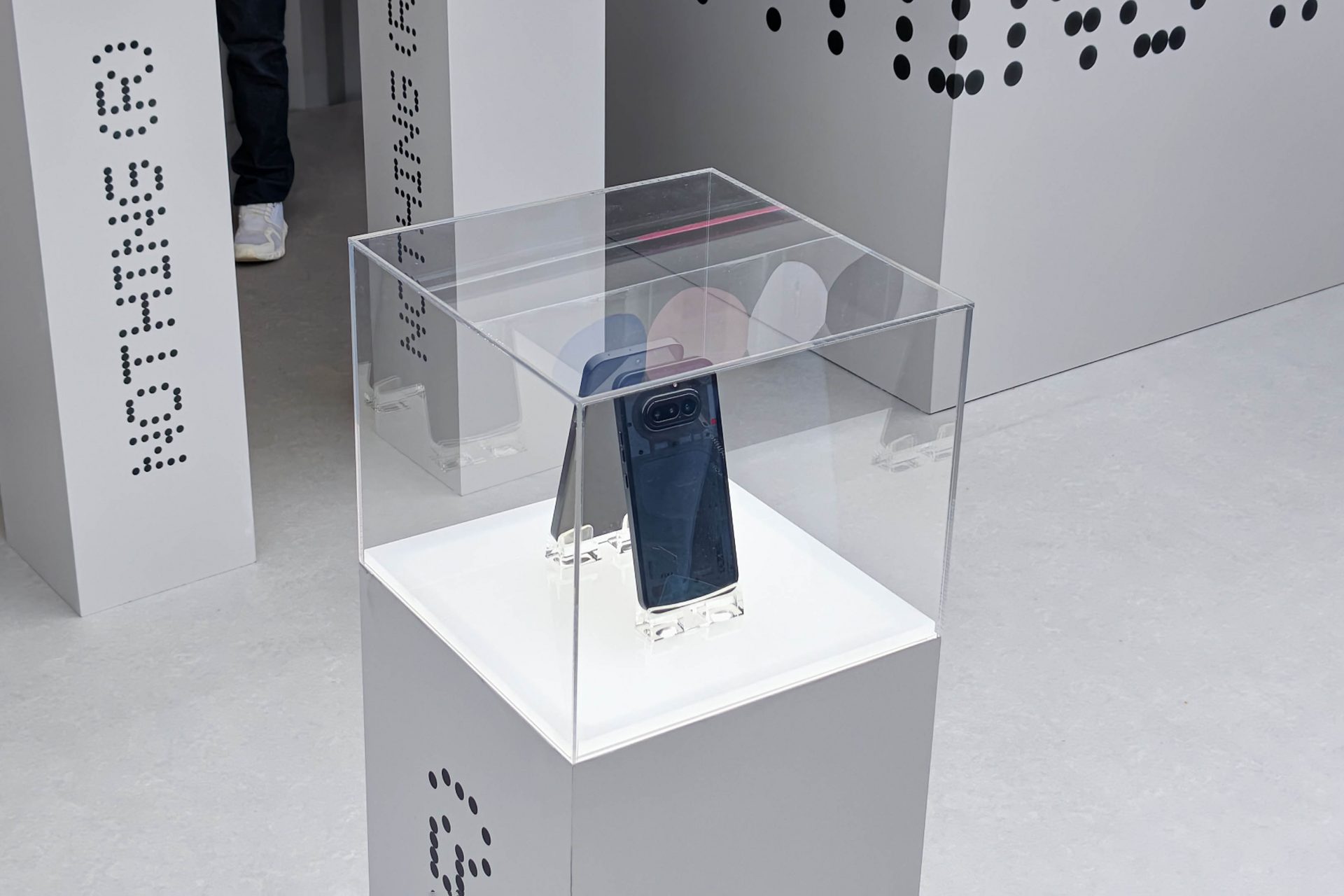 Смартфон Nothing Phone (4a): первые живые фото всех расцветок с выставки MWC 2026