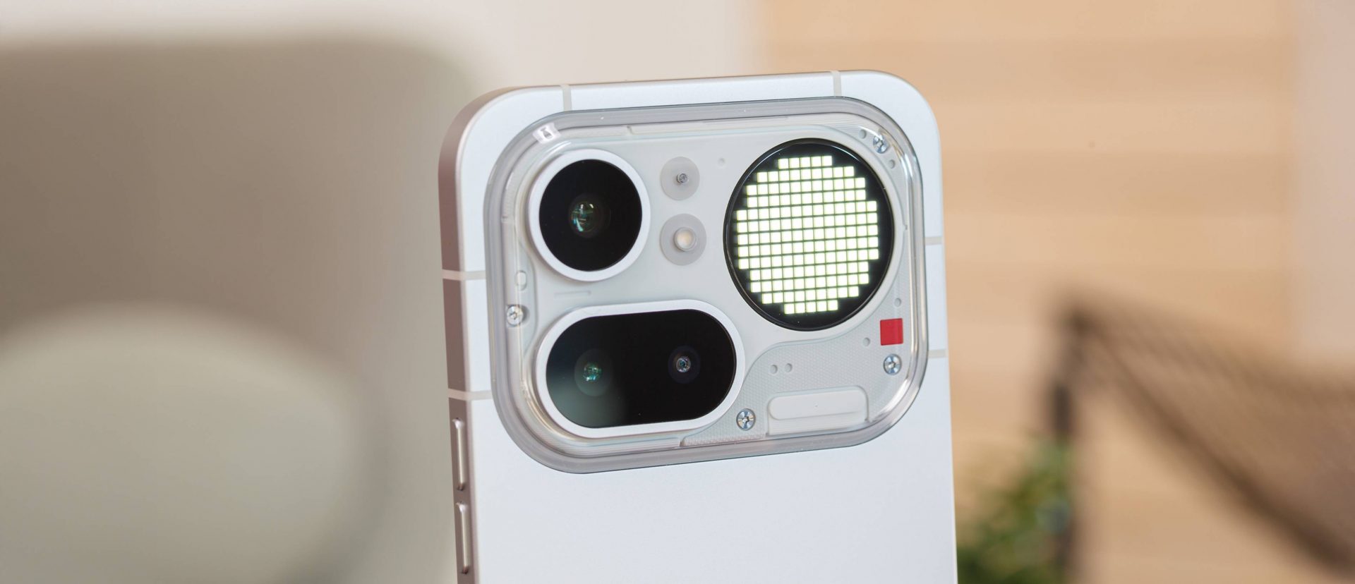 Смартфон Nothing Phone (4a) Pro: металл и свет в наших руках