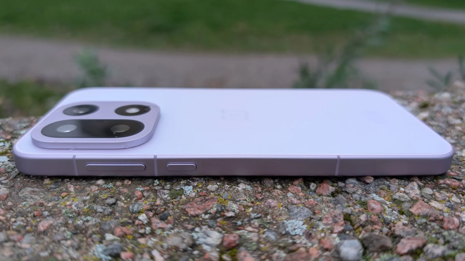 Смартфон OnePlus 15T: перископная камера, огромная батарея и рамки тоньше, чем у iPhone 17 Pro