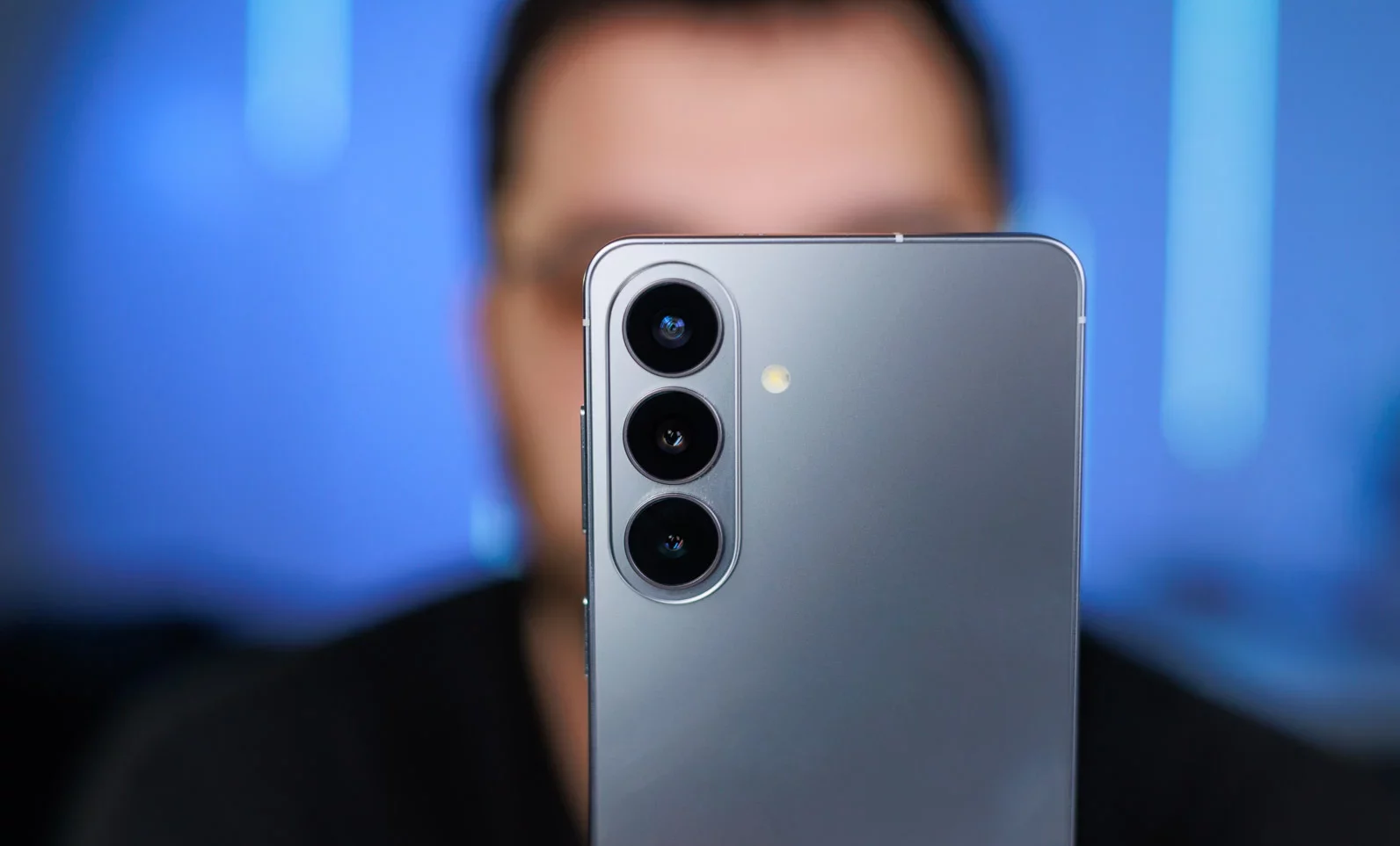 Смартфон Samsung Galaxy S26 Plus: тень Ultra | DGL.RU