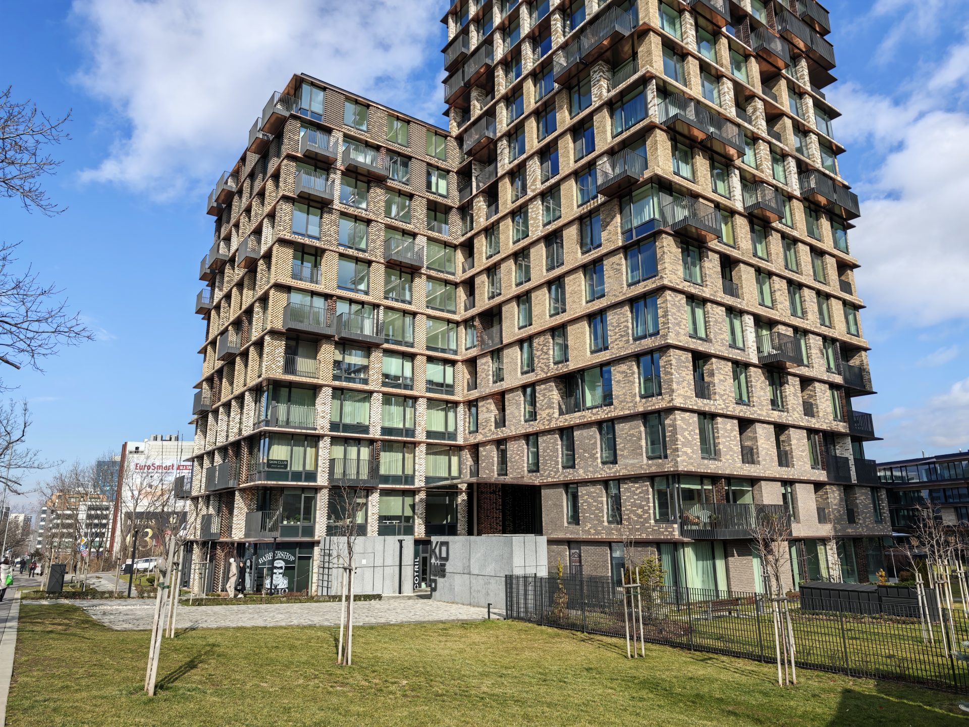 Обзор Xiaomi 17 Ultra: идеальное аппаратное обеспечение и цена в России картинка Смартфон Xiaomi 17 Ultra и слабый софт | DGL.RU