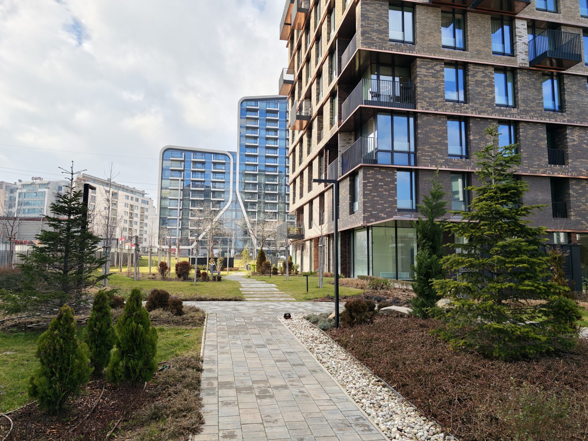 Обзор Xiaomi 17 Ultra: идеальное аппаратное обеспечение и цена в России картинка Смартфон Xiaomi 17 Ultra и слабый софт | DGL.RU