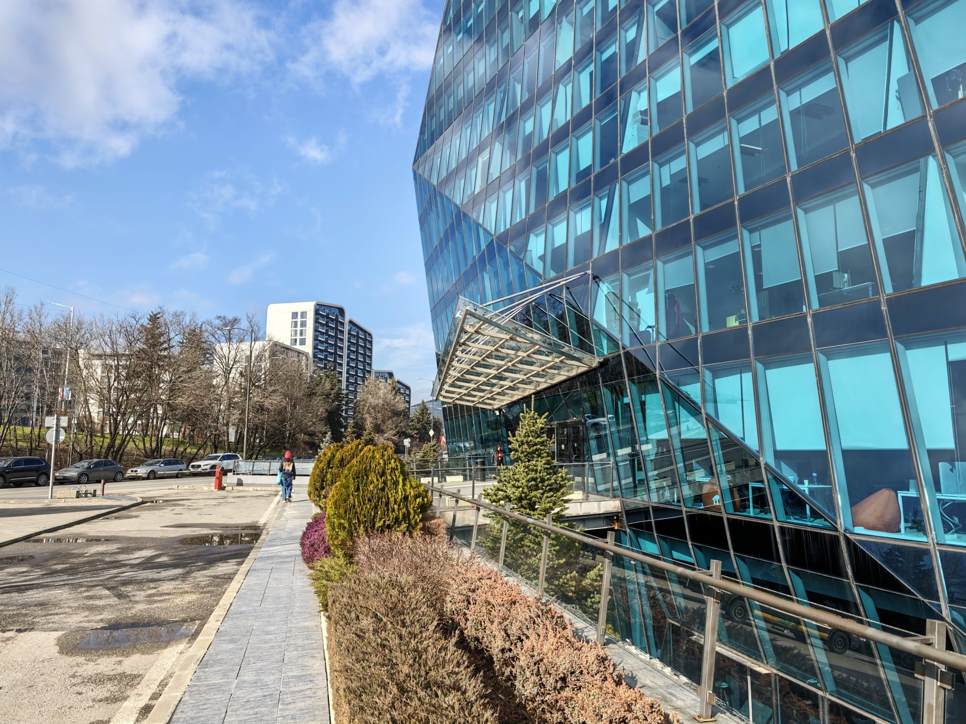 Обзор Xiaomi 17 Ultra: идеальное аппаратное обеспечение и цена в России картинка Смартфон Xiaomi 17 Ultra и слабый софт | DGL.RU