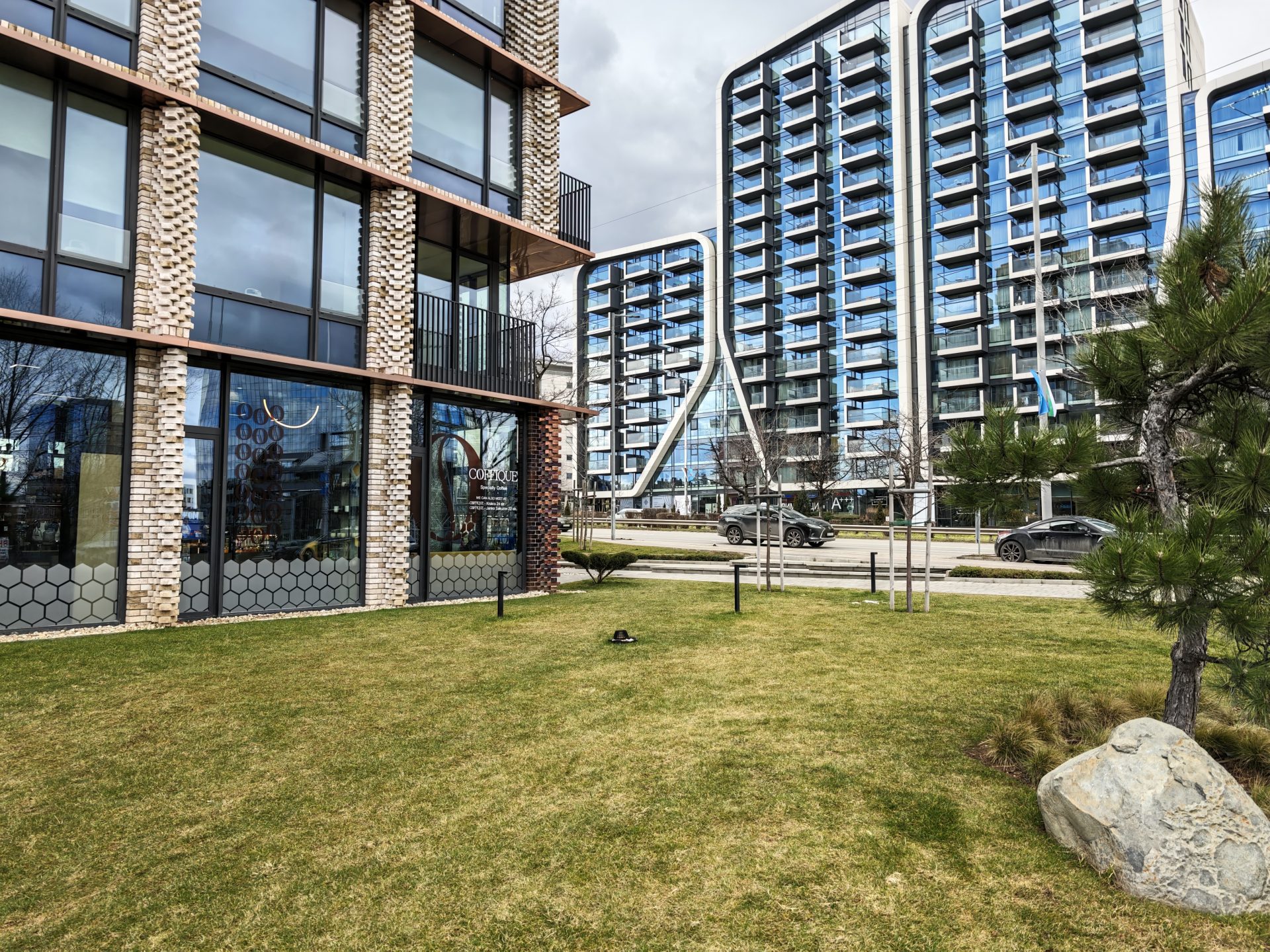 Обзор Xiaomi 17 Ultra: идеальное аппаратное обеспечение и цена в России картинка Смартфон Xiaomi 17 Ultra и слабый софт | DGL.RU