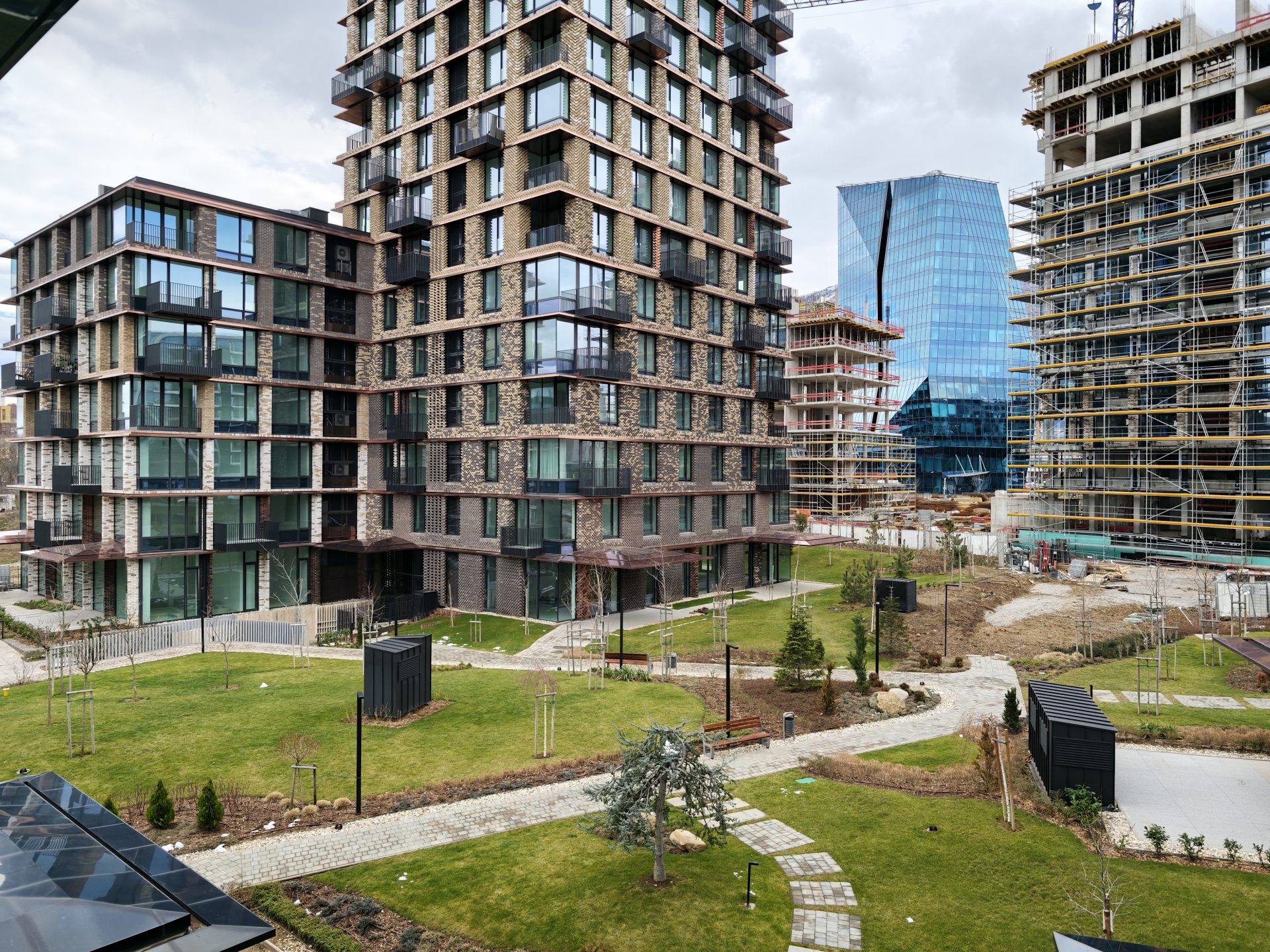 Обзор Xiaomi 17 Ultra: идеальное аппаратное обеспечение и цена в России картинка Смартфон Xiaomi 17 Ultra и слабый софт | DGL.RU