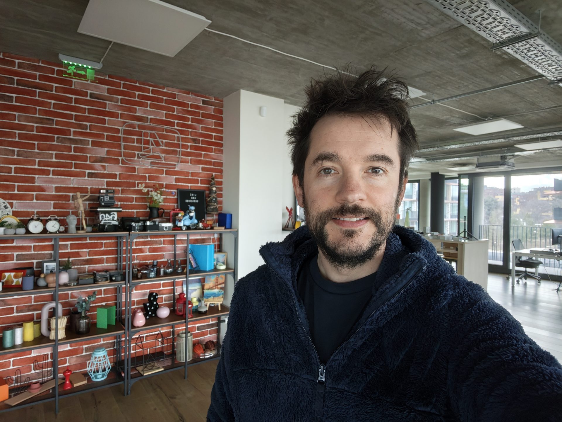 Обзор Xiaomi 17 Ultra: идеальное аппаратное обеспечение и цена в России картинка Смартфон Xiaomi 17 Ultra и слабый софт | DGL.RU