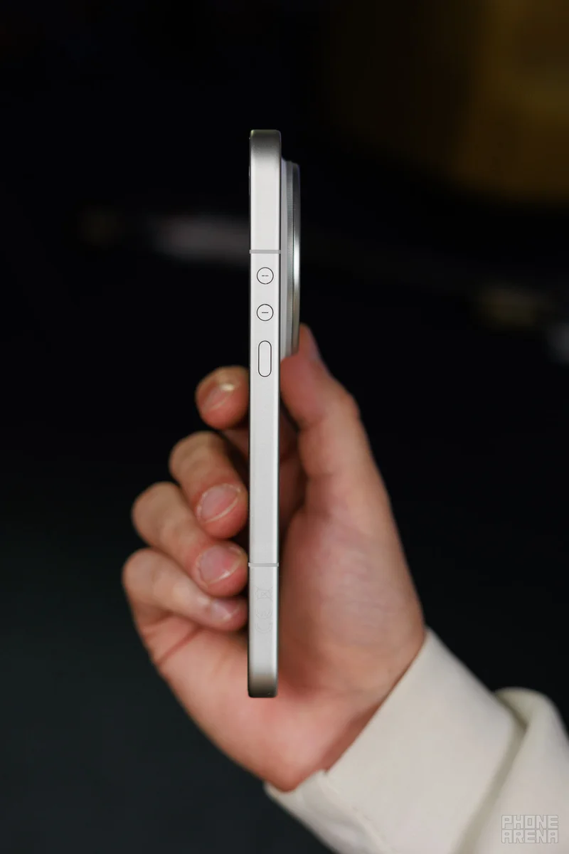 Обзор Xiaomi 17 Ultra: идеальное аппаратное обеспечение и цена в России картинка Смартфон Xiaomi 17 Ultra и слабый софт | DGL.RU