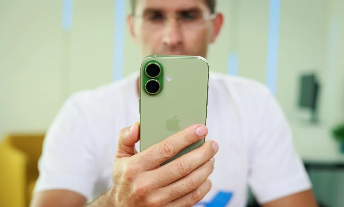 В этом отчете о рынке смартфонов за 2025 год Samsung удалось сравняться с Apple по количеству проданных устройств