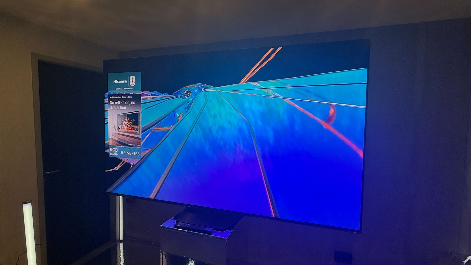 Обзор Hisense UR8 и его наличие в Москве картинка Телевизор Hisense UR8: почти флагман | DGL.RU