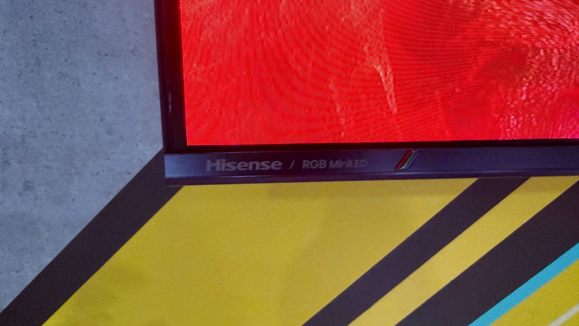 Обзор Hisense UR8 и его наличие в Москве картинка Телевизор Hisense UR8: почти флагман | DGL.RU