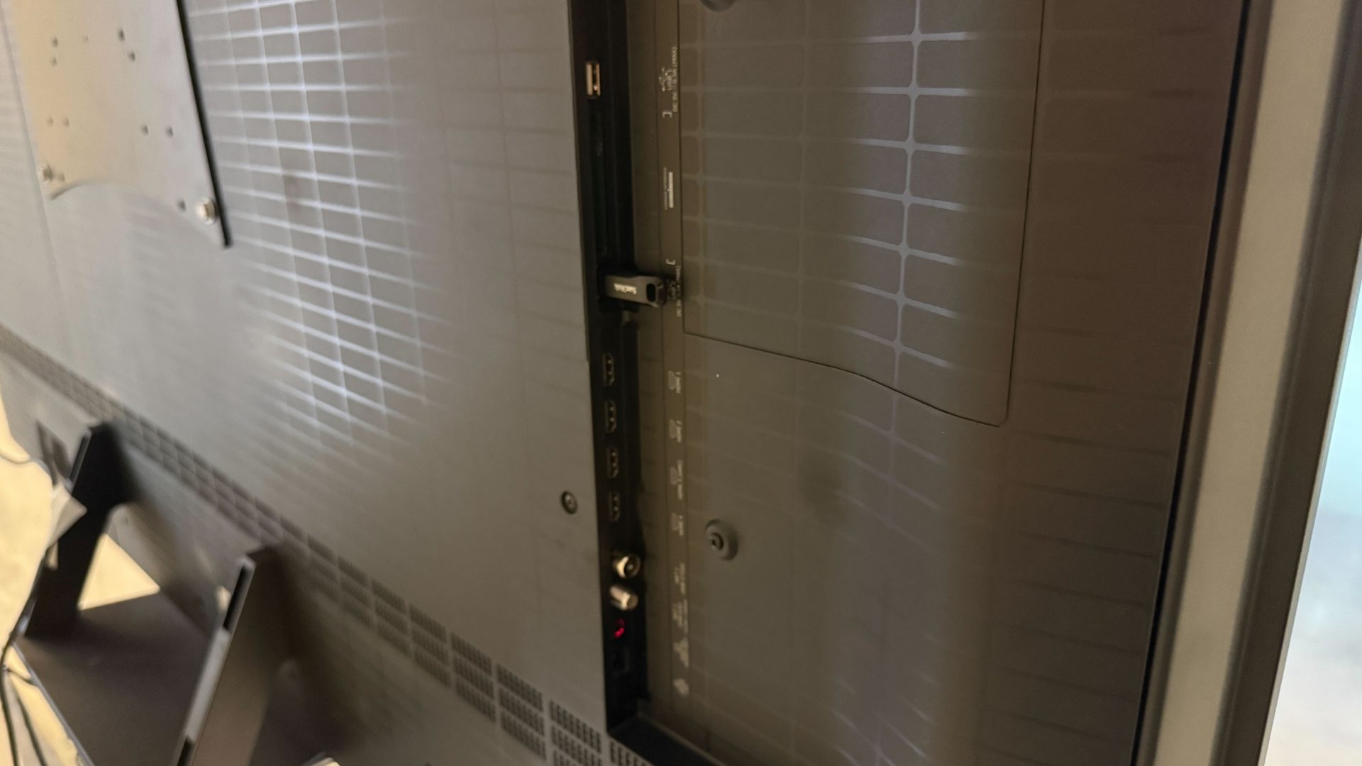 Обзор Hisense UR8 и его наличие в Москве картинка Телевизор Hisense UR8: почти флагман | DGL.RU