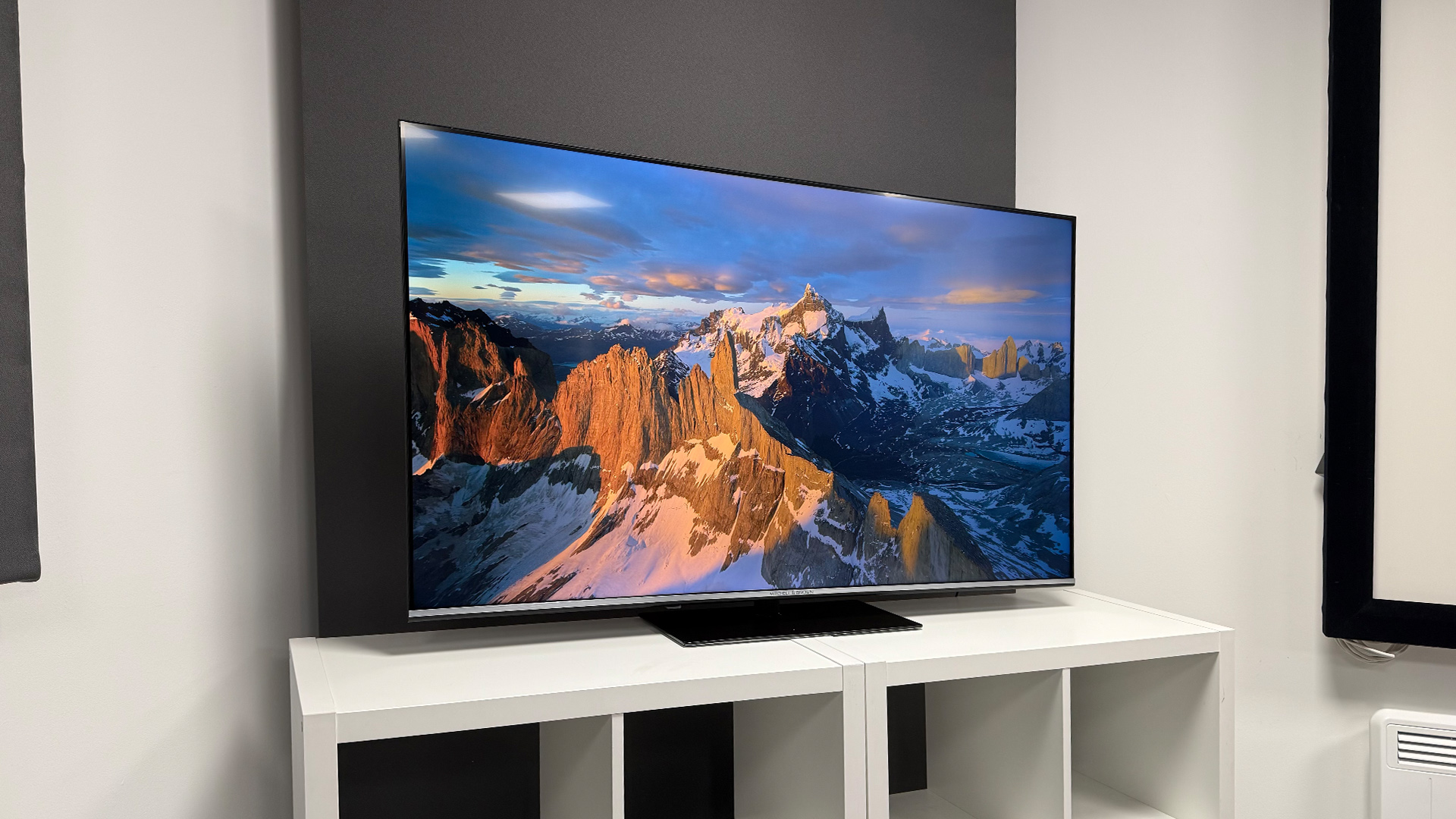 Телевизор Mitchell & Brown QLED1811 и QLED | DGL.RU