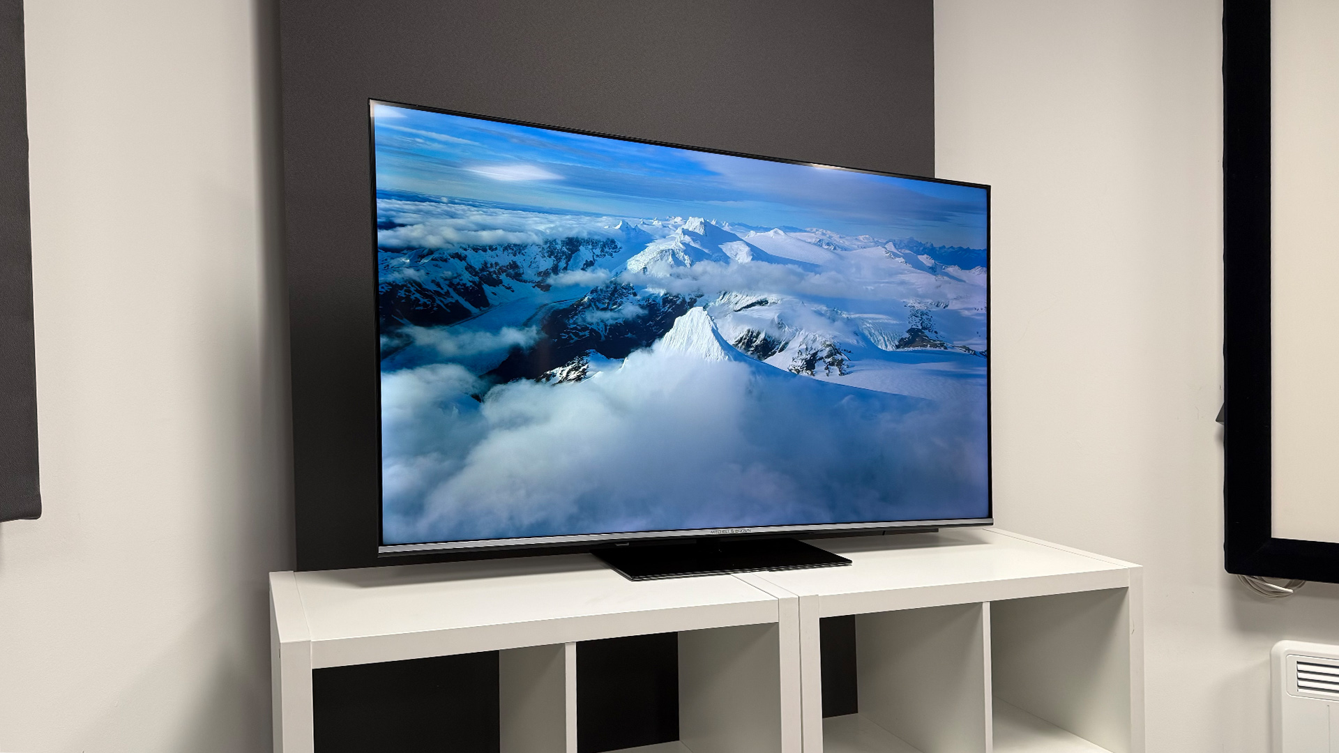 Телевизор Mitchell & Brown QLED1811 и QLED | DGL.RU
