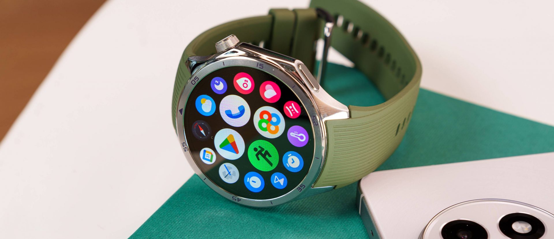 Умные часы OnePlus Watch 4: новые подробности и две версии устройства