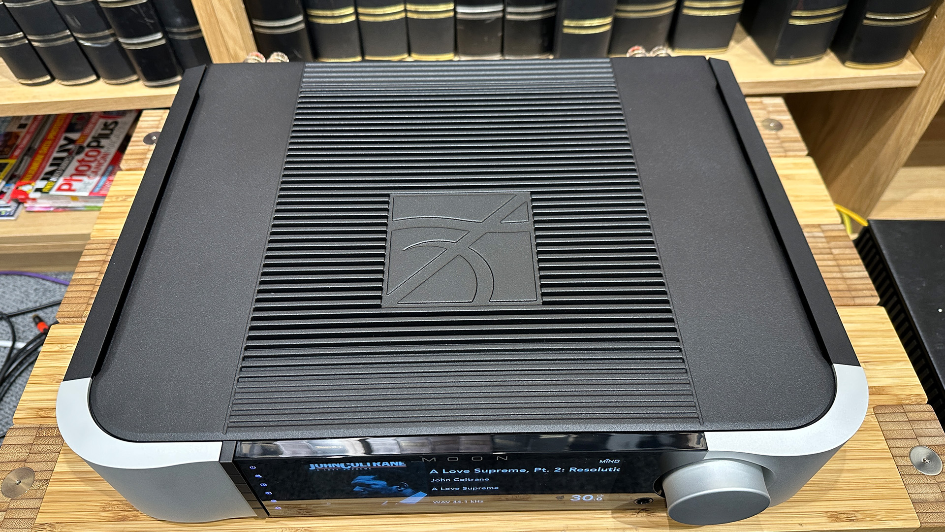 Обзор Moon 371 в Москве - шикарный стиль и удобство без компромиссов картинка Усилитель Moon 371 с мощным звуком | DGL.RU