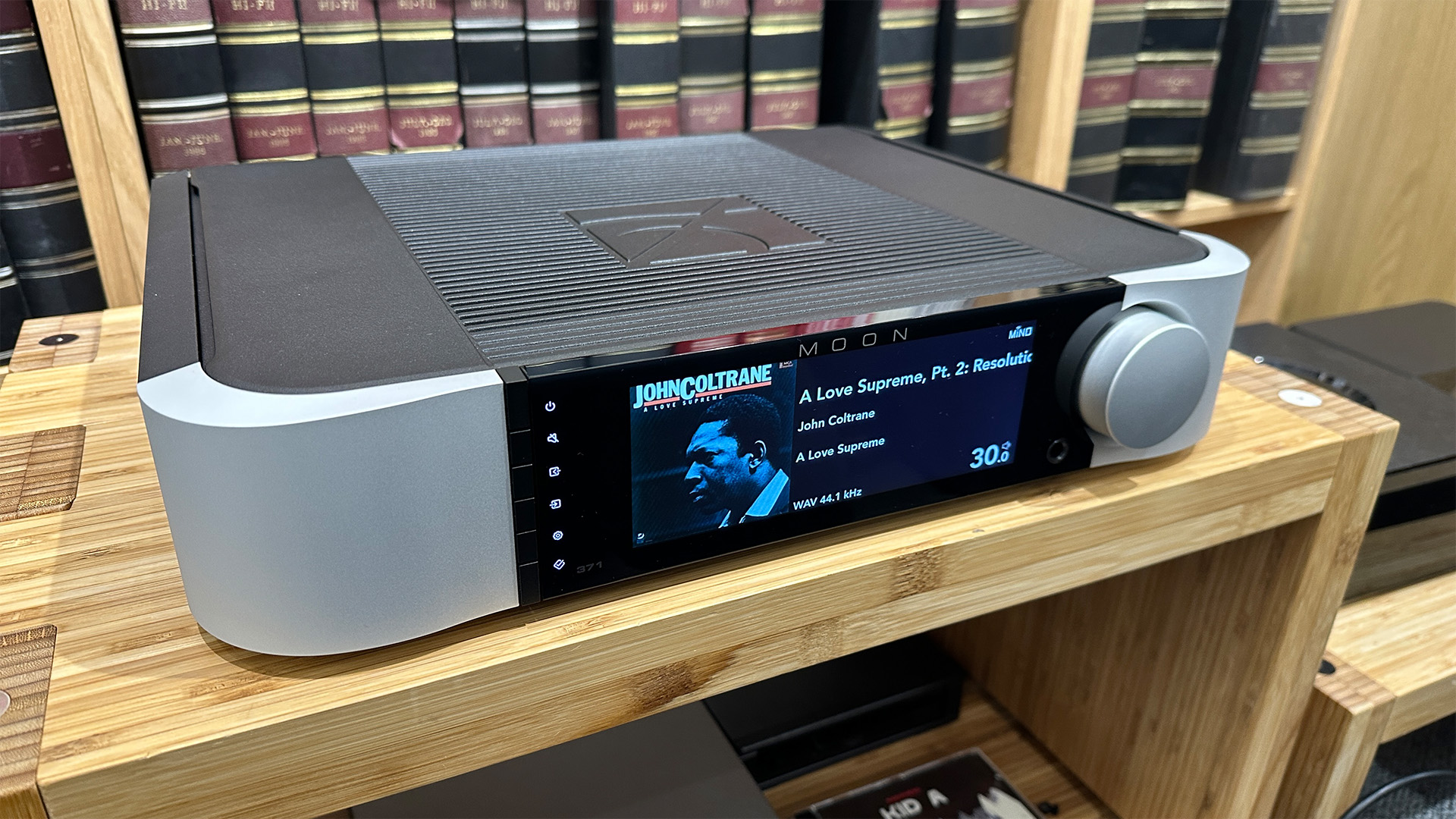 Обзор Moon 371 в Москве - шикарный стиль и удобство без компромиссов картинка Усилитель Moon 371 с мощным звуком | DGL.RU