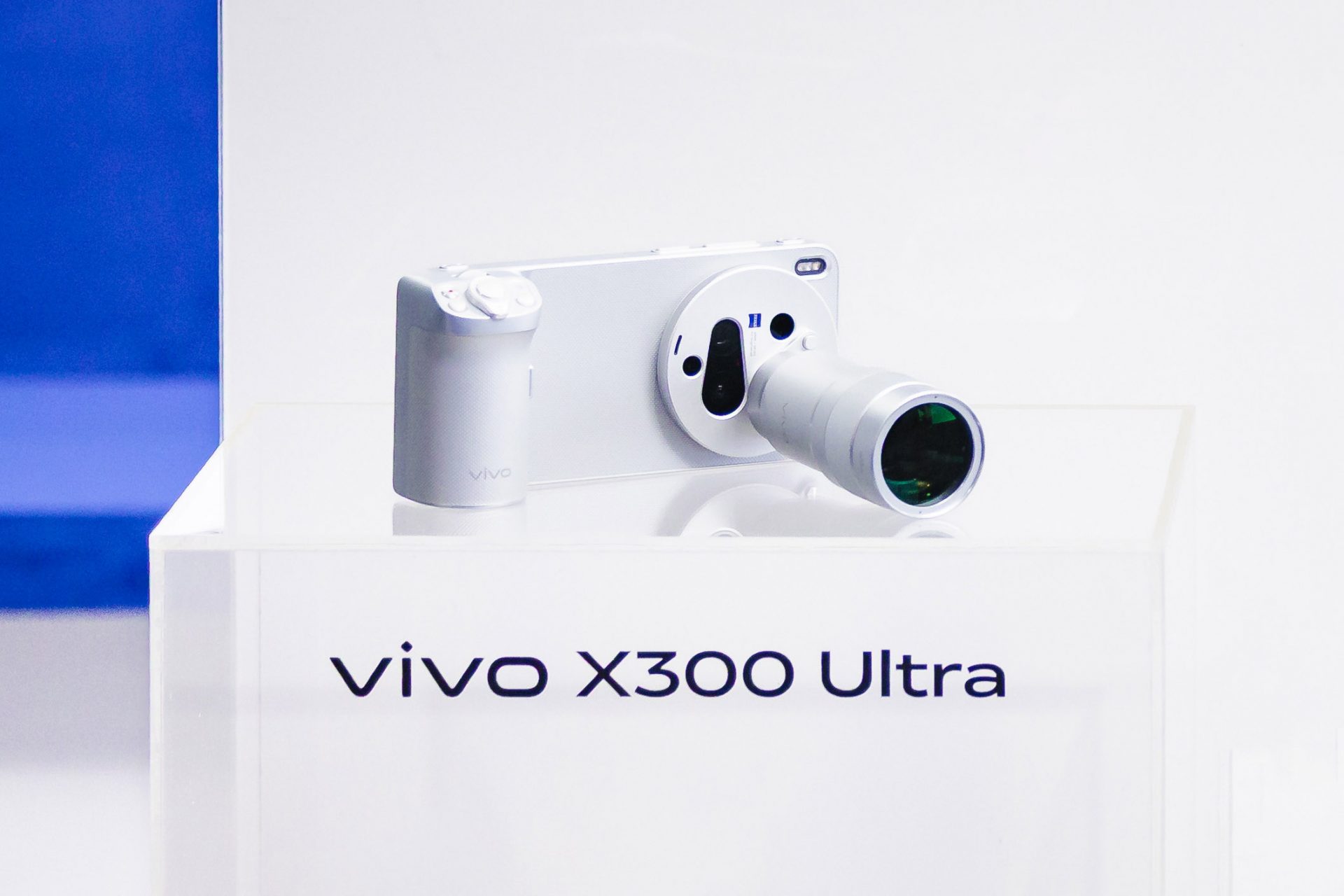 vivo X300 Ultra на MWC: первый глобальный флагман с 17-кратным зумом
