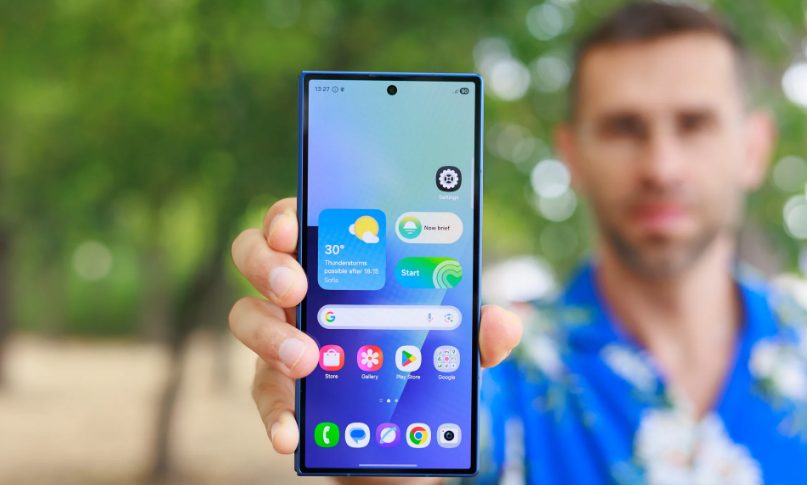 На этих слитых в сеть фотографиях муляжи iPhone Fold от Apple выглядят ужасно