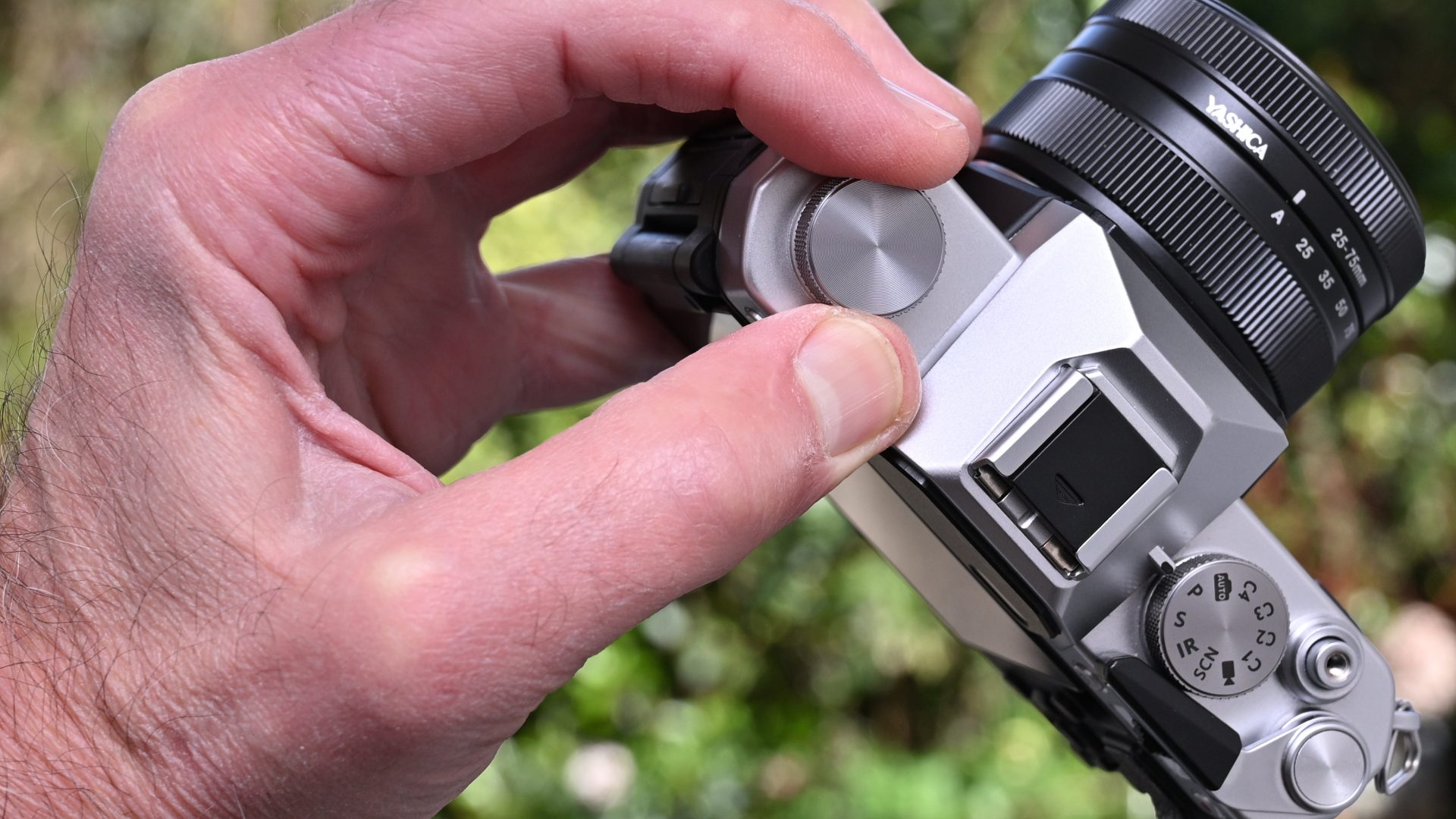 Камера Yashica FX-D 100 с ретро-стилем и зумом | DGL.RU