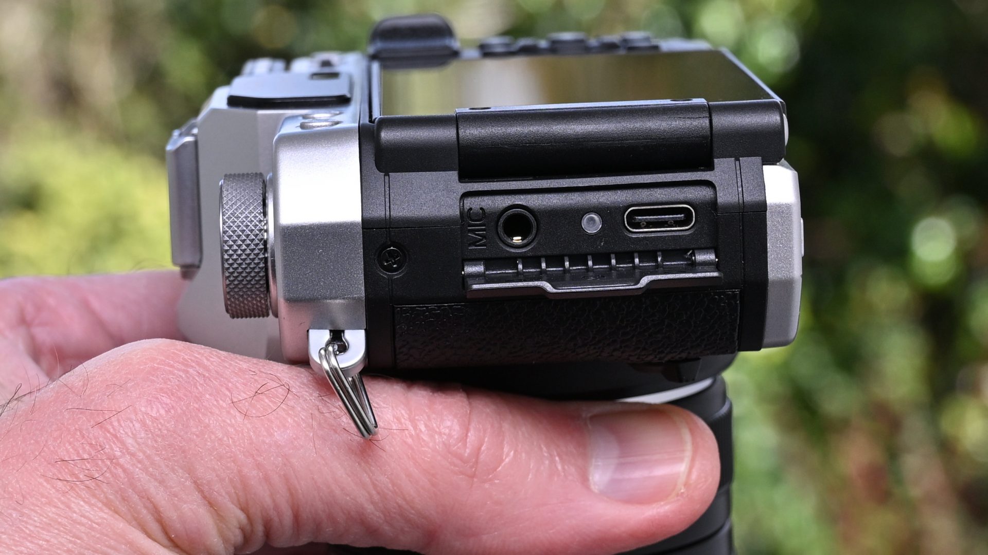 Камера Yashica FX-D 100 с ретро-стилем и зумом | DGL.RU