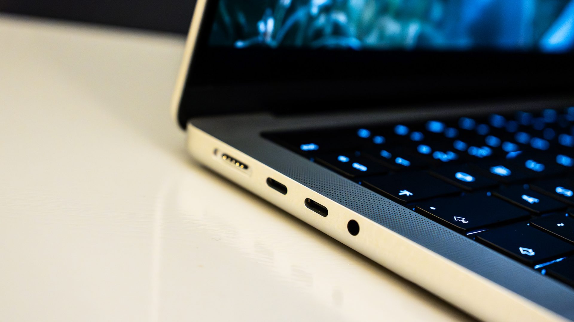 Ноутбук Apple MacBook Pro 14 M5 Max без границ | DGL.RU