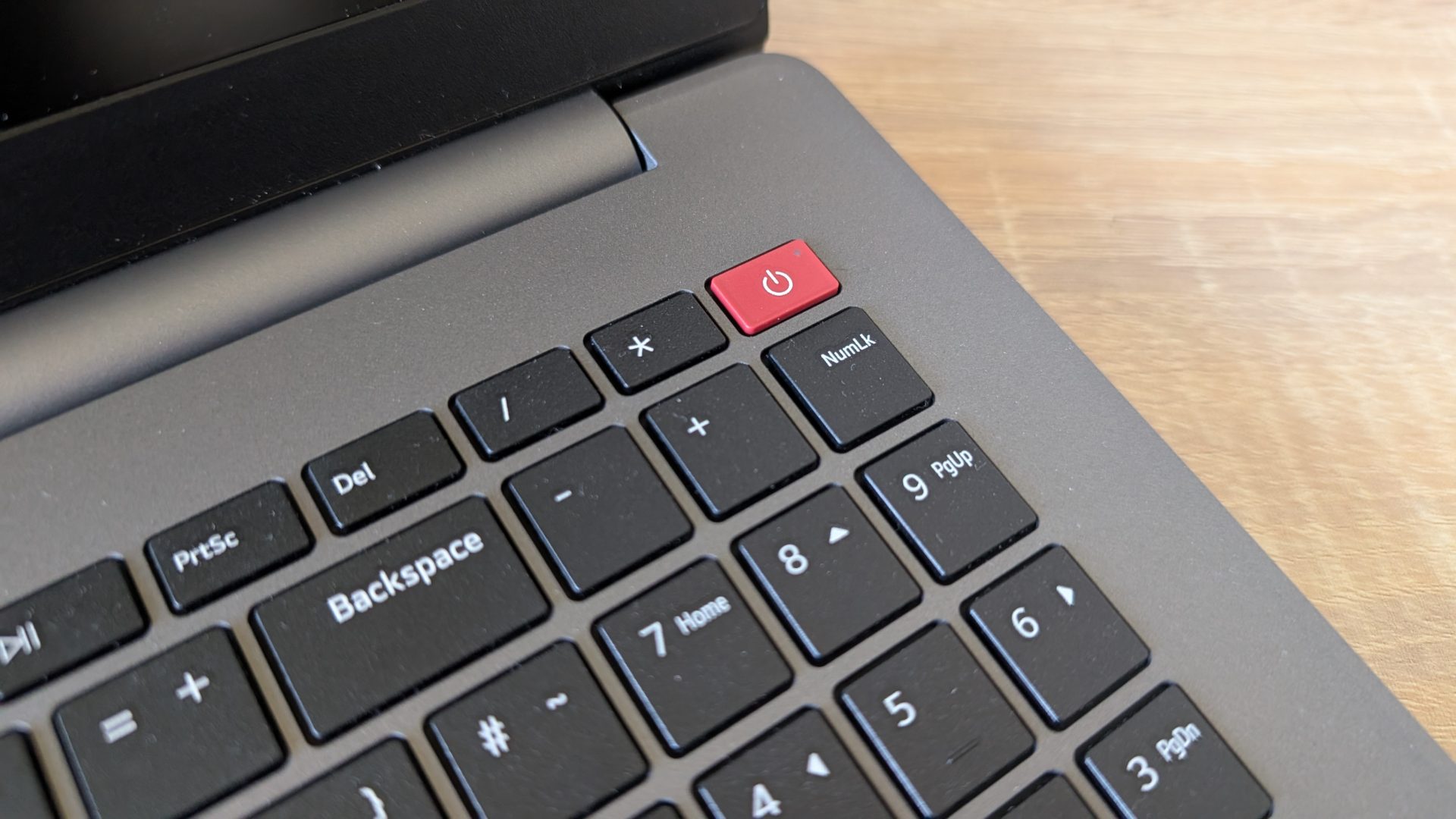 Обзор LG Gram Book: тестирую его в Москве картинка Ноутбук LG Gram Book проигрывает MacBook Neo | DGL.RU