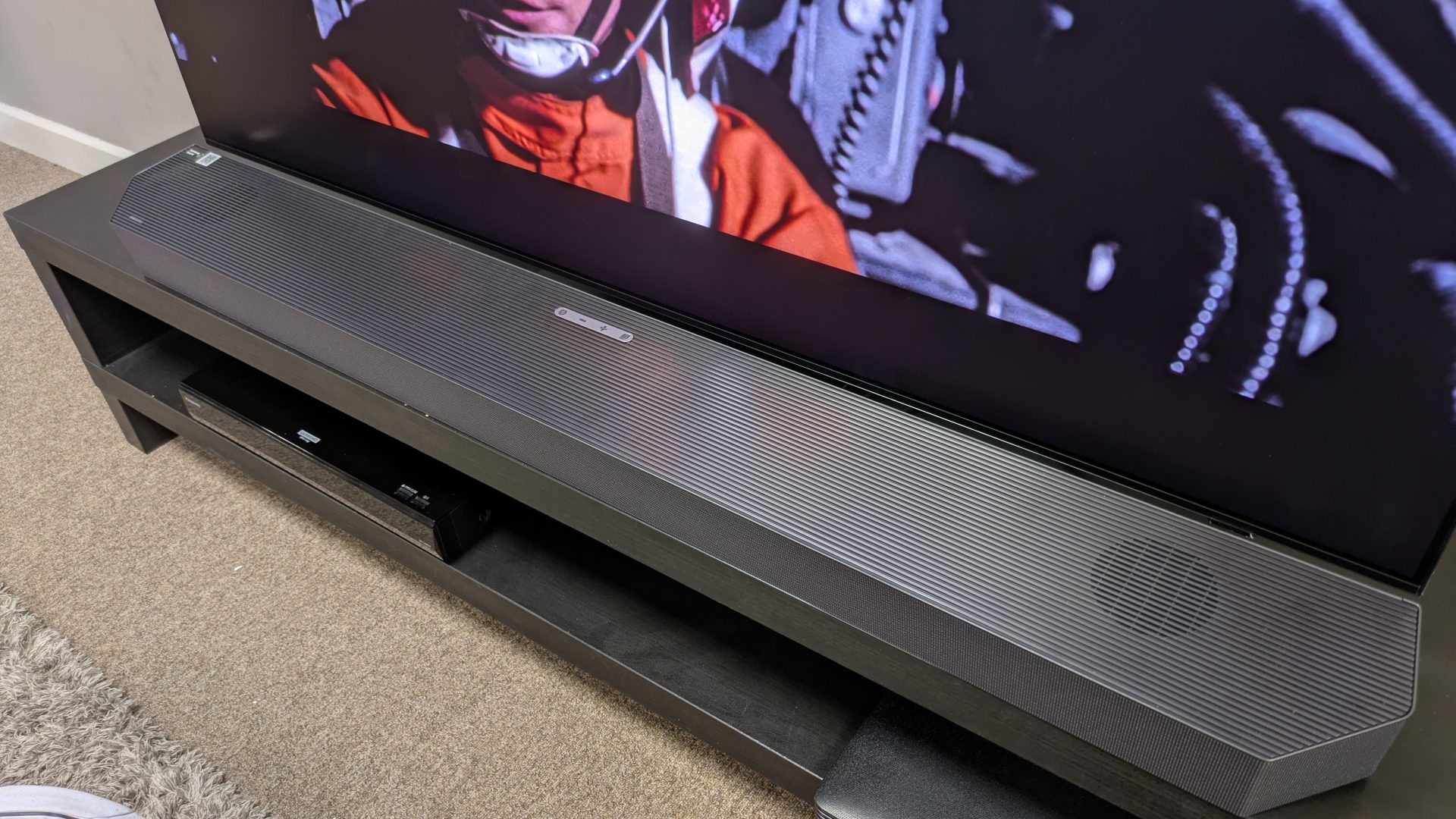 Обзор Samsung HW-Q990H в России - масштаб и кинематографичность картинка Саундбар Samsung HW-Q990H: эволюция | DGL.RU
