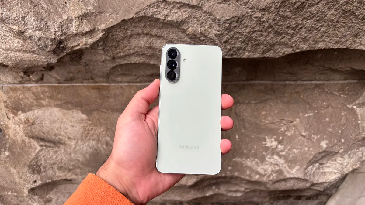 Лучшие недорогие смартфоны от Apple, Samsung, Google и других производителей картинка Смартфон CMF Phone 2 Pro и лучшие недорогие | DGL.RU