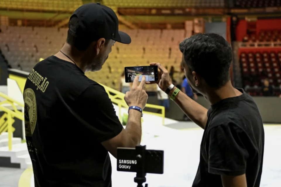 Смартфон вместо телекамеры: как Samsung Galaxy S26 Ultra меняет трансляции спорта картинка Смартфон Galaxy S26 Ultra: секреты батареи | DGL.RU