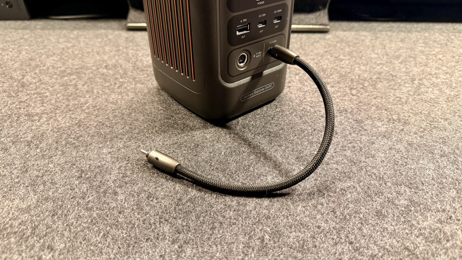 Станция Jackery Explorer 240D: компактный гибрид | DGL.RU