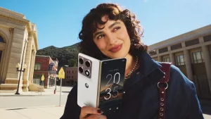 Тяжелый люкс от Motorola: складной Razr Fold и наушники с тюнингом Bose