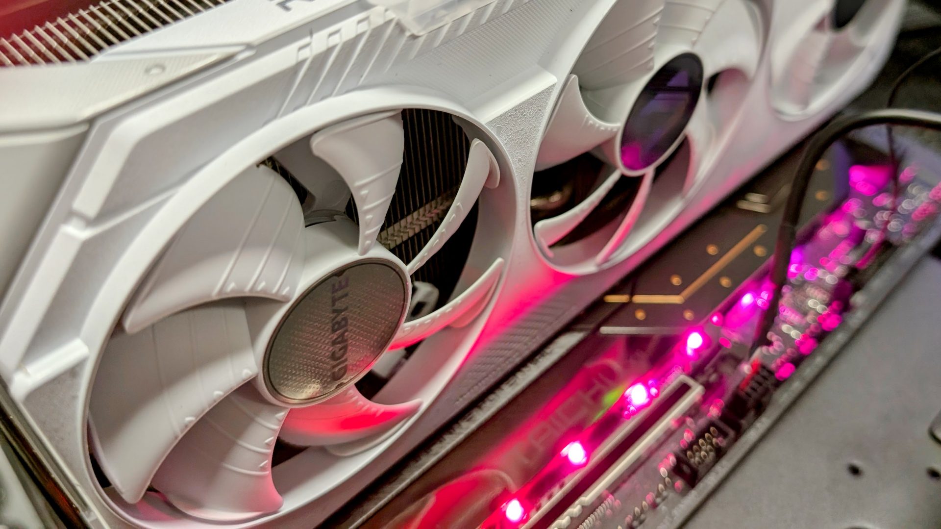 Видеокарта Gigabyte RX 9070 XT Gaming OC Ice | DGL.RU