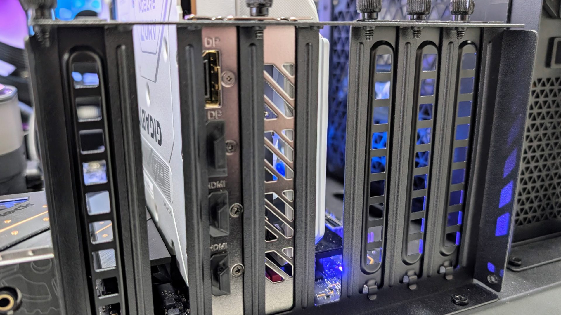 Видеокарта Gigabyte RX 9070 XT Gaming OC Ice | DGL.RU