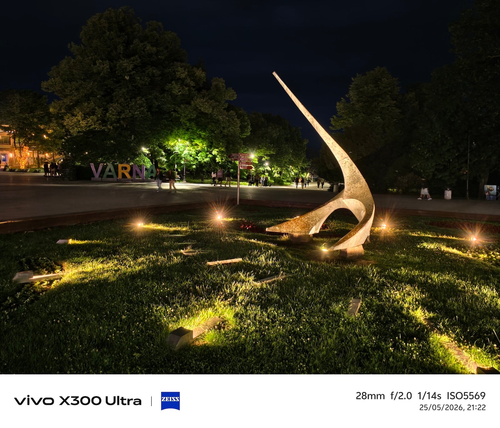 Apple теряет корону: камеры Vivo X300 Ultra уничтожают новый iPhone 17 Pro картинка Камера Apple iPhone 17 Pro: покупать или нет? | DGL.RU