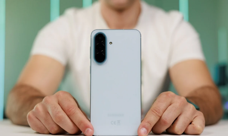 Корейцы упустили трон: iPhone 17e и задержка Galaxy S26 привели к историческому двоевластию в Европе картинка Корейцы упустили трон: iPhone 17e и задержка Galaxy S26 привели к историческому двоевластию в Европе