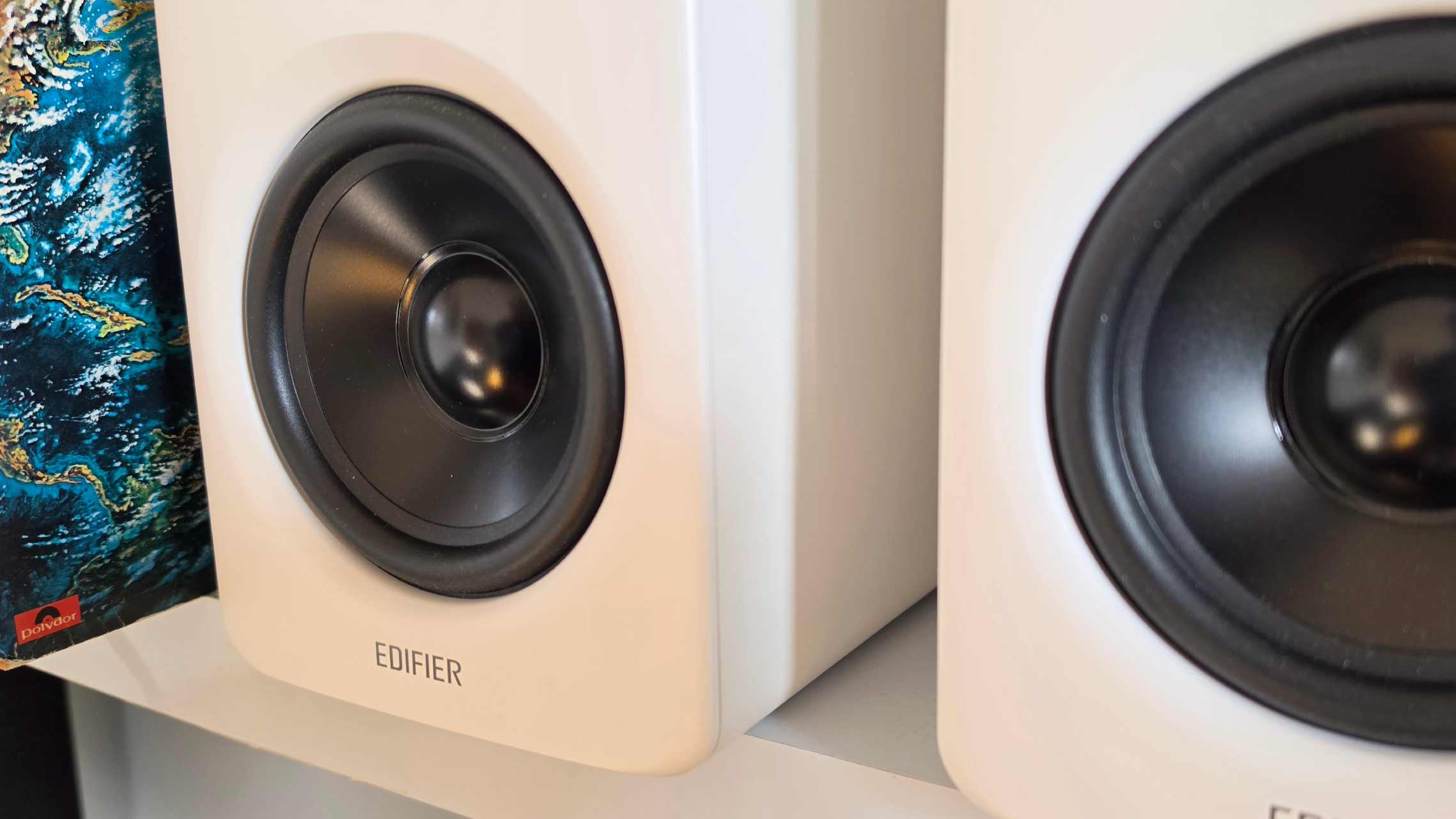 Обзор Edifier M90 в Москве - колонки в одночасье заменили компоненты моей Hi-Fi системы картинка Колонки Edifier M90 могут заменить саундбар | DGL.RU