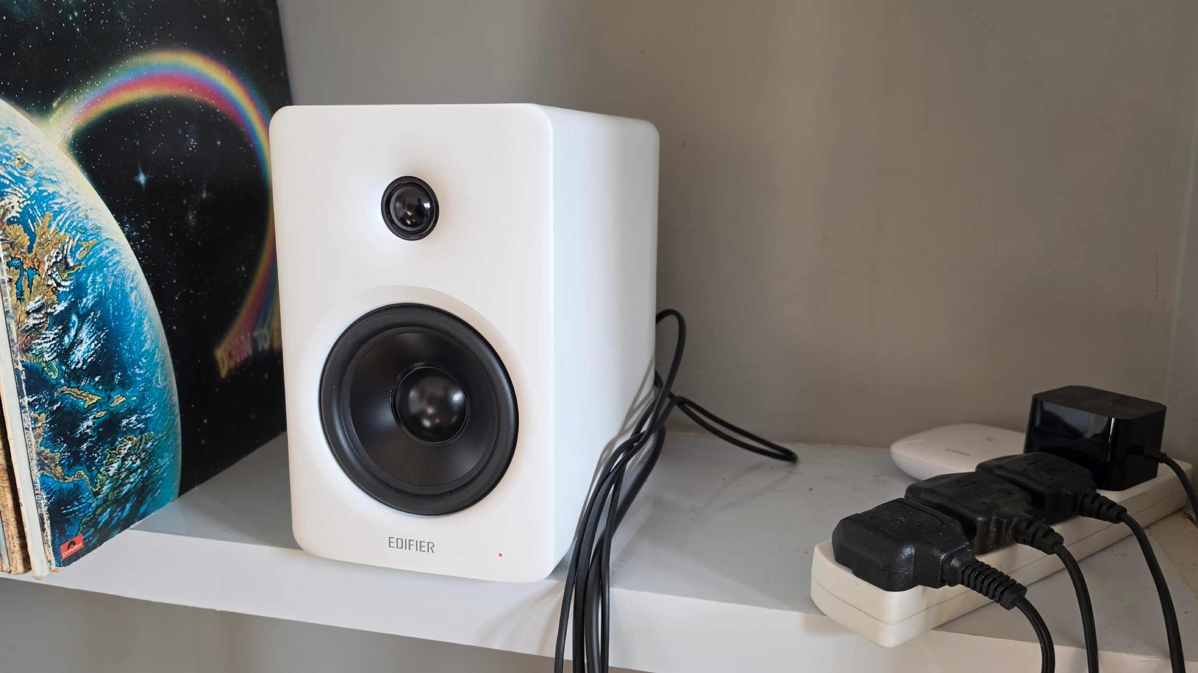 Обзор Edifier M90 в Москве - колонки в одночасье заменили компоненты моей Hi-Fi системы картинка Колонки Edifier M90 могут заменить саундбар | DGL.RU