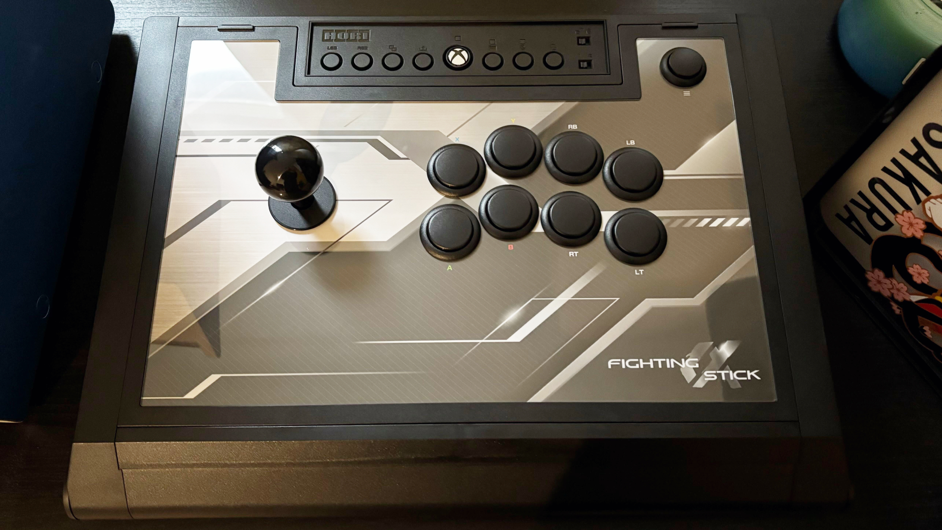 Лучшие джойстики для файтингов 2026 года: контроллеры от Victrix, Hori и других производителей картинка Контроллеры для файтингов 2026: лучшие | DGL.RU
