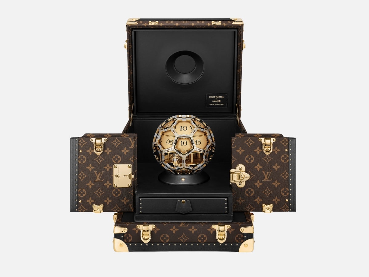 Louis Vuitton превратил футбольный мяч в механические часы с бриллиантами картинка Настольные часы Louis Vuitton: шедевр или игрушка? | DGL.RU