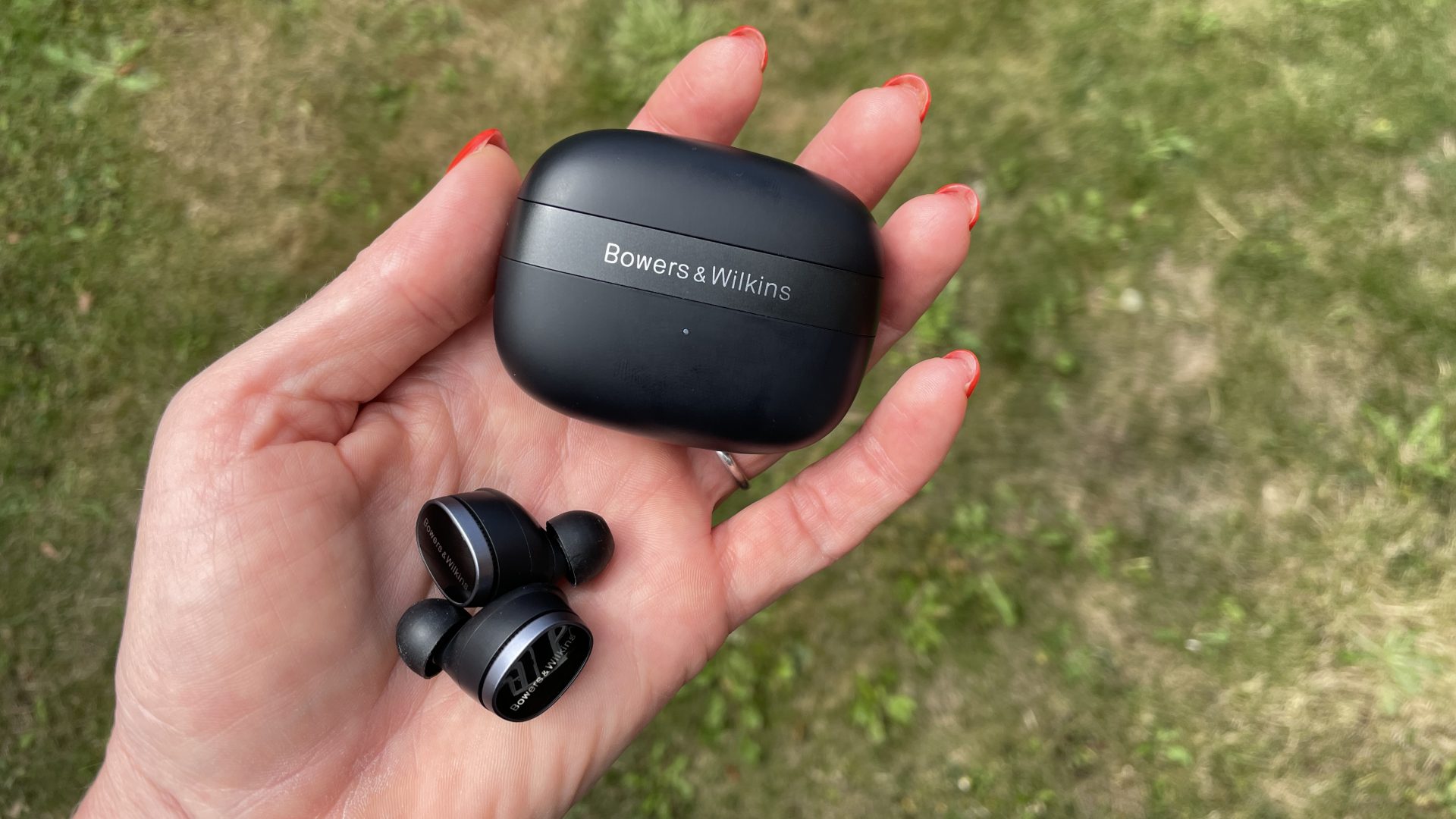 Лучшие наушники с шумоподавлением 2026 года на любой бюджет картинка Лучшие наушники с шумоподавлением 2026 года | DGL.RU