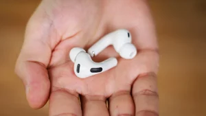 Наушники с камерами или качественный звук за копейки: Apple готовит AirPods Ultra, пока Honor захватывает рынок