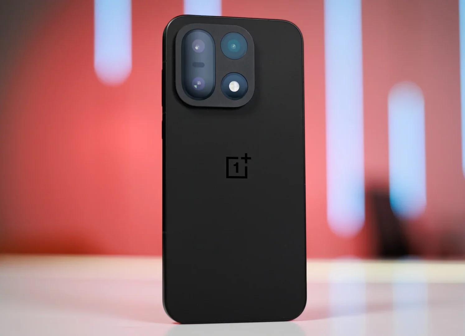 Смартфон OnePlus 15: стоит ли покупать гаджет? | DGL.RU
