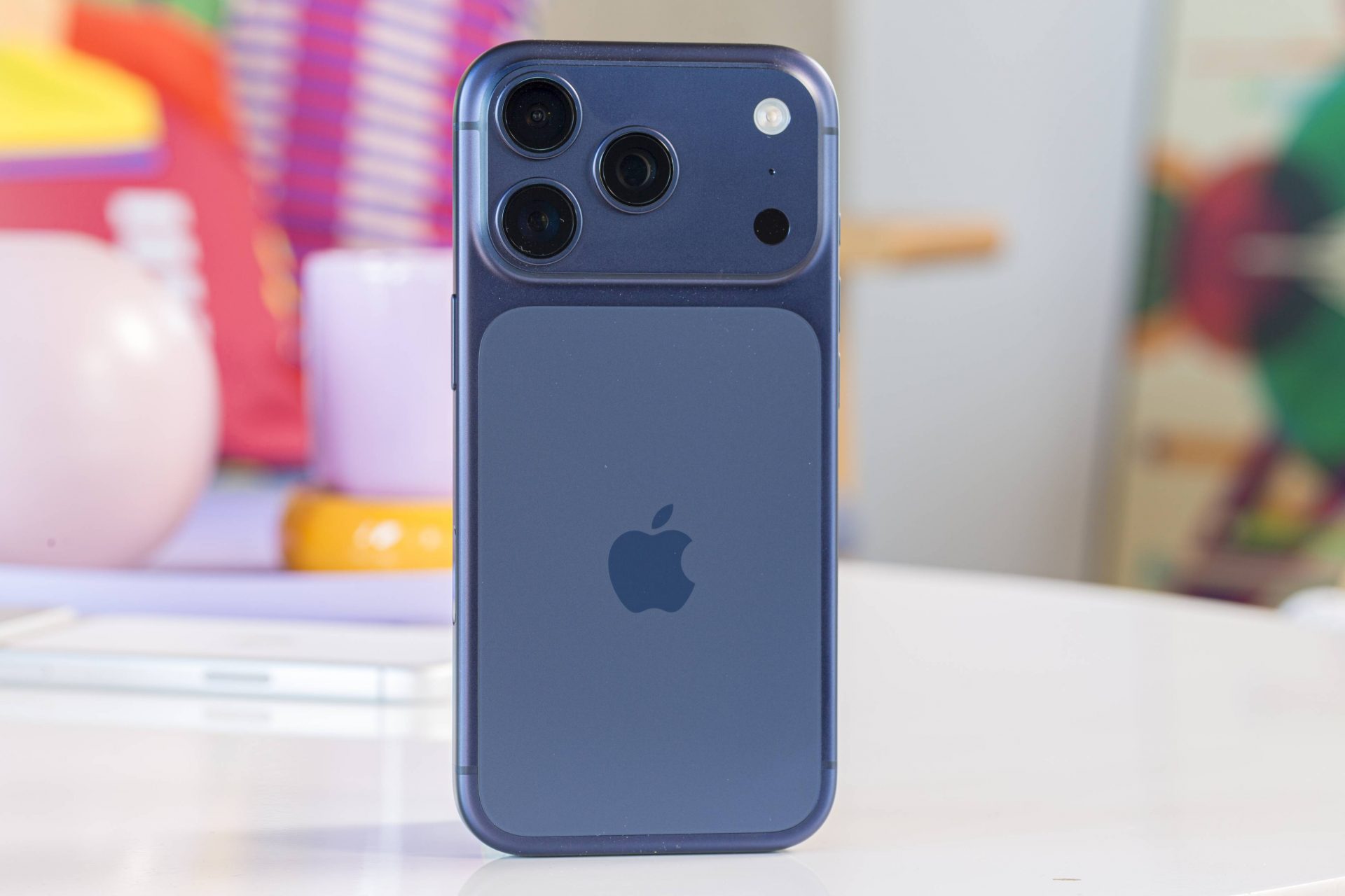 Продажи смартфонов: Apple iPhone 17 на вершине | DGL.RU