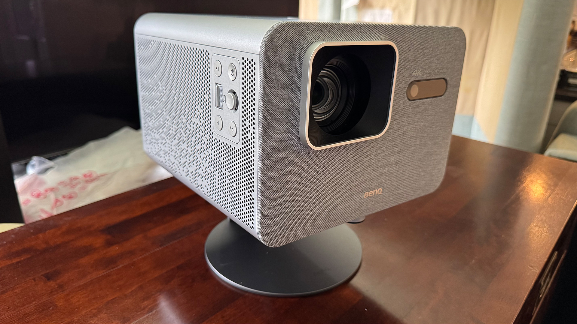 Обзор BenQ TK705i - сможет ли он обойти потрясающий Hisense M2 Pro? картинка Проектор BenQ TK705i удивил ярким HDR | DGL.RU